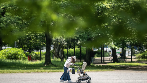 Một người phụ nữ đi dạo cùng con tại một công viên ở Tokyo, Nhật Bản vào tháng 5-2023 - Ảnh: CNN Một phụ nữ đi dạo cùng con tại công viên ở Tokyo, Nhật Bản vào tháng 5-2023 - Ảnh: CNN