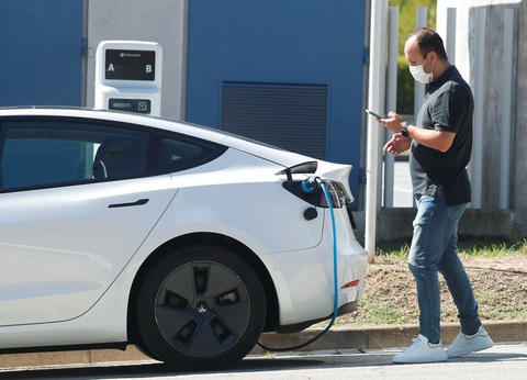 Reuters: 'Gian lận' quãng đường, Tesla lập hẳn 'biệt đội' chuyên 'dập' những lời than phiền - Ảnh 1. Từ nhiều năm trước, Tesla đã tìm cách tô hồng con số quãng đường đi được khi sạc đầy để dễ bán xe hơn - Ảnh: Reuters