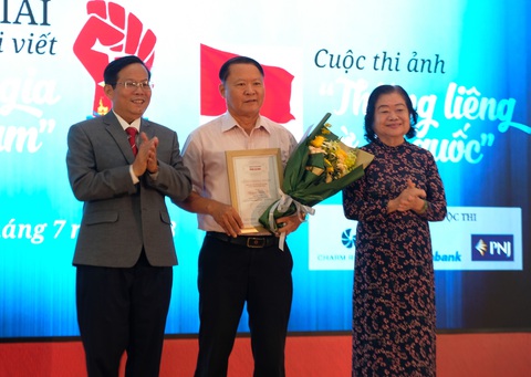 Ông Tô Đình Tuân, tổng biên tập báo Người Lao Động và bà Trương Mỹ Hoa, nguyên phó chủ tịch nước CHXHCN VN trao giải nhất cuộc thi ảnh Thiêng liêng cờ Tổ quốc cho tác giả Nguyễn Xuân TƯ - Ảnh: LINH ĐOAN Ông Tô Đình Tuân, tổng biên tập báo Người Lao Động và bà Trương Mỹ Hoa, nguyên phó chủ tịch nước, trao giải nhất cuộc thi ảnh Thiêng liêng cờ Tổ quốc cho tác giả Nguyễn Xuân Tư - Ảnh: LINH ĐOAN