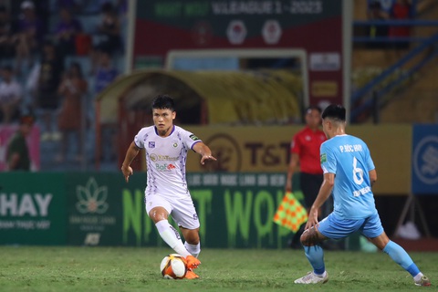 CLB Hà Nội tạm vươn lên dẫn đầu V-League - Ảnh 3. Tuấn Hải (áo trắng) là điểm sáng của CLB Hà Nội - Ảnh: MINH ĐỨC