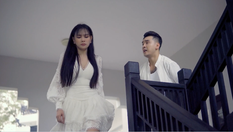 Tái hiện MV 'Mỗi người một nơi' sau 20 năm, nhan sắc Thu Thủy gây chú ý - Ảnh 2. Ưng Hoàng Phúc và Thu Thủy mặc trang phục trắng như trong phiên bản MV 20 năm trước