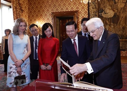Tổng thống Ý tổ chức lễ tiễn Chủ tịch nước Võ Văn Thưởng - Ảnh 2. Chủ tịch nước Võ Văn Thưởng và phu nhân cùng Tổng thống Ý Sergio Mattarella và con gái xem sách ảnh về chuyến thăm - Ảnh: TTXVN