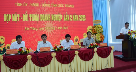 Sóc Trăng: Đặt hàng doanh nghiệp hiến kế cho tỉnh - Ảnh 1. Lãnh đạo tỉnh Sóc Trăng dự Họp mặt - đối thoại doanh nghiệp lần 2 năm 2023 - Ảnh: KHẮC TÂM