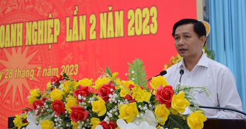Sóc Trăng: Đặt hàng doanh nghiệp hiến kế cho tỉnh - Ảnh 2. Ông Trần Văn Lâu - chủ tịch UBND tỉnh Sóc Trăng phát biểu tại họp mặt - Ảnh: KHẮC TÂM