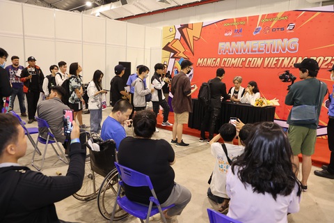 Fan xếp hàng dài xin chữ ký, giao lưu cùng siêu nhân Gao Đỏ và Decade - Ảnh 2. Fan xếp hàng dài xin chữ ký, giao lưu cùng siêu nhân Gao Đỏ và Decade - Ảnh 2.