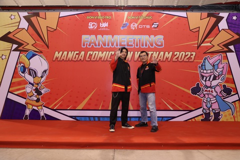 Fan xếp hàng dài xin chữ ký, giao lưu cùng siêu nhân Gao Đỏ và Decade - Ảnh 1. Fan Việt thật chịu chơi khi chi gần 2 triệu để được tham gia fan meeting, chụp hình lưu niệm và ký tặng cùng hai huyền thoại Gao Đỏ (trên) và Kamen Rider Decade (dưới)