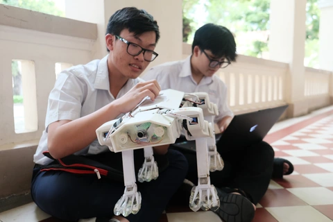 Học sinh chế tạo chó robot cứu hộ nhận giải quốc tế - Ảnh 1. Hai học sinh Lê Minh Đức (trái), Nguyễn Lê Trung Kiên (Trường THPT chuyên Lê Hồng Phong) sáng tạo ra chó robot cứu nạn - Ảnh: NGỌC PHƯỢNG