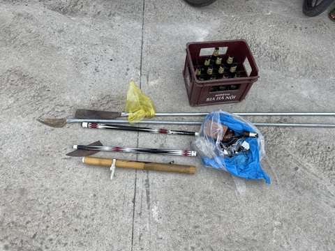 Khởi tố nhóm đối tượng mang theo hung khí tìm ‘đối thủ’ để đánh nhau - Ảnh 1. Tang vật cơ quan công an thu giữ - Ảnh: QUỐC HUY