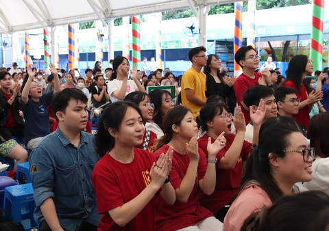 76 đội tham gia Liên hoan ca khúc 'Chú ve con' - Ảnh 2. Đông đảo học sinh đến cổ vũ sôi nổi cho các đội thi - Ảnh: NHƯ QUỲNH