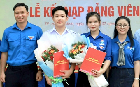 Chiến sĩ Mùa hè xanh Nguyễn Thị Vy và Đặng Ngọc Minh Đức được kết nạp Đảng tại mặt trận huyện Nhà Bè (TP.HCM) -Ảnh: C.K. Chiến sĩ Mùa hè xanh Nguyễn Thị Vy và Đặng Ngọc Minh Đức được kết nạp Đảng tại mặt trận huyện Nhà Bè (TP.HCM) -Ảnh: C.K.