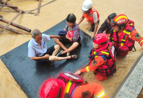 Trung Quốc đón bão Doksuri mạnh nhất trong vòng nhiều năm - Ảnh 1. Lực lượng cứu hỏa giải cứu cư dân thành phố Tuyền Châu, tỉnh Phúc Kiến, Trung Quốc khỏi vùng ngập nước - Ảnh: REUTERS