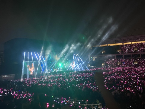 Vũ đạo bốc lửa của BlackPink trên sân khấu Born Pink Hà Nội. Khán giả vỡ oà theo từng điệu nhạc - Ảnh: MAI THƯƠNG Tổ chức các buổi biểu diễn của các thần tượng quốc tế như BlackPink góp phần thu hút rất nhiều du khách - Ảnh: MAI THƯƠNG