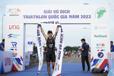 Lâm Quang Nhật trở lại ngoạn mục sau sự cố khó thở ở SEA Games - Ảnh 1. Lâm Quang Nhật về đích - Ảnh: FBNV