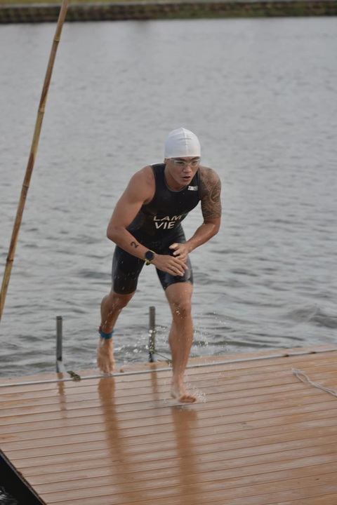 Lâm Quang Nhật trở lại ngoạn mục sau sự cố khó thở ở SEA Games - Ảnh 3. Bơi lội vẫn luôn là sở trường của Lâm Quang Nhật - Ảnh: FBNV
