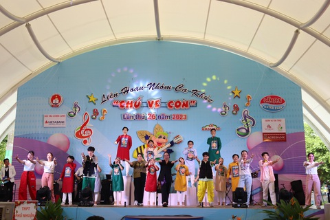 76 đội tham gia Liên hoan ca khúc 'Chú ve con' - Ảnh 3. Đội thi Trường THPT Phú Nhuận trình diễn ca khúc “Tinh thần Đông A” - Ảnh: NHƯ QUỲNH