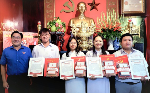 Phó bí thư thường trực Thành Đoàn TP.HCM Ngô Minh Hải (trái) tặng quà chúc mừng bốn đảng viên tuổi 18 của quận 5 vừa trở thành đảng viên trẻ tại nhà tưởng niệm Chủ tịch Hồ Chí Minh (số 5 Châu Văn Liêm, quận 5, TP.HCM) - Ảnh: K.ANH Phó bí thư thường trực Thành Đoàn TP.HCM Ngô Minh Hải (trái) tặng quà chúc mừng bốn đảng viên tuổi 18 của quận 5 vừa trở thành đảng viên trẻ tại nhà tưởng niệm Chủ tịch Hồ Chí Minh (số 5 Châu Văn Liêm, quận 5, TP.HCM) - Ảnh: K.ANH