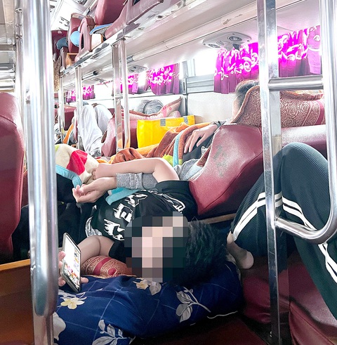 Nói chuyện điện thoại ầm ĩ, nhiều người còn mở cả loa ngoài điện thoại xem chương trình này nọ rền rĩ cả xe khách - Ảnh: YẾN TRINH Nói chuyện điện thoại ầm ĩ, nhiều người còn mở cả loa ngoài điện thoại xem chương trình này nọ rền rĩ cả xe khách - Ảnh: YẾN TRINH