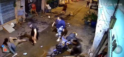 Nhiều người Việt ồn ào - Kỳ 2: Oải chè đậu khi dân nhậu la làng đạo lý - Ảnh 2. Vụ gây gổ, ẩu đả khiến một người chết chỉ vì chút mâu thuẫn từ trận đá banh của bọn trẻ - Ảnh cắt từ clip
