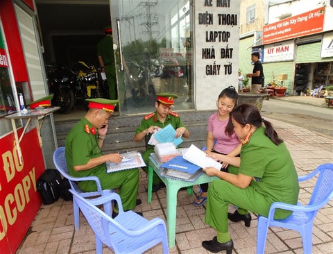 Công an xã được bổ sung thêm quyền từ 15-8 - Ảnh 1. Lực lượng công an kiểm tra cơ sở kinh doanh dịch vụ cầm đồ trên địa bàn xã An Phước (Long Thành, Đồng Nai) - Ảnh: Bộ Công an