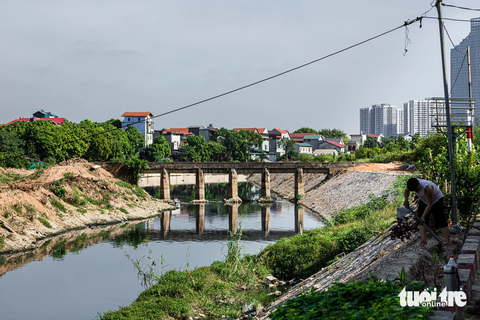 Kênh thuỷ lợi Bắc Hưng Hải đang bị ‘đầu độc’, nhuộm đen - Ảnh 2. Sông Cầu Bây chảy qua xã Kiêu Kỵ (huyện Gia Lâm, Hà Nội)