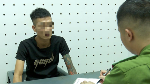 Khởi tố nhóm đối tượng mang theo hung khí tìm ‘đối thủ’ để đánh nhau - Ảnh 3. Cơ quan công an ghi lời khai đối tượng Hiển - Ảnh: QUỐC HUY