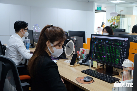 Nhiều cổ phiếu tăng nóng, lãi tới 20% chỉ trong một tuần - Ảnh 1. Nhiều nhà đầu tư lãi đậm khi cổ phiếu bất động sản, ngân hàng, chứng khoán tăng mạnh - Ảnh: BÔNG MAI