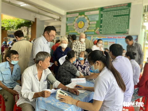 Người cao tuổi được khám sức khỏe miễn phí: 'Tôi cảm ơn chính quyền, các đoàn thể' - Ảnh 1. Khoảng 300 người dân ở phường Tân Thuận Tây, quận 7 được khám sức khỏe miễn phí, lập hồ sơ sức khỏe điện tử vào chiều 29-7 - Ảnh: X.M.