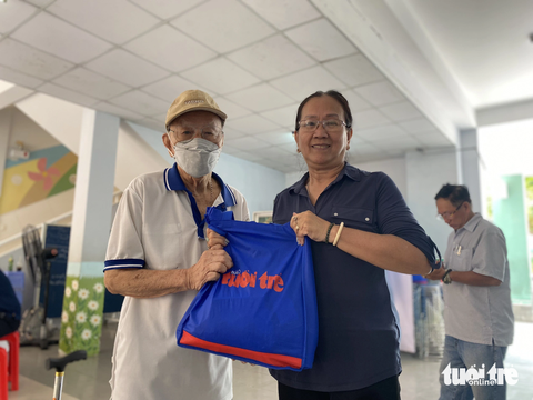 Người cao tuổi được khám sức khỏe miễn phí: 'Tôi cảm ơn chính quyền, các đoàn thể' - Ảnh 5. Ông Huỳnh Công Ly (91 tuổi) nhận phần quà sau khi được tầm soát sức khỏe miễn phí - Ảnh: X.M.