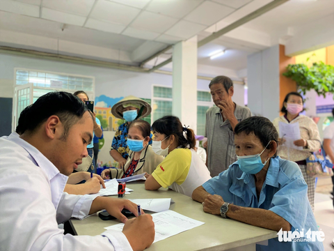 Người cao tuổi được khám sức khỏe miễn phí: 'Tôi cảm ơn chính quyền, các đoàn thể' - Ảnh 4. Ông Phạm Văn Mong (67 tuổi, ngụ phường Tân Thuận Tây, quận 7) được nhân viên y tế Bệnh viện quận 7 tầm soát sức khỏe - Ảnh: X.M.