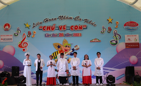 76 đội tham gia Liên hoan ca khúc 'Chú ve con' - Ảnh 1. Đội thi Trường THPT Nguyễn Trung Trực sau màn trình diễn ca khúc “Sài Gòn đẹp lắm” - Ảnh: NHƯ QUỲNH