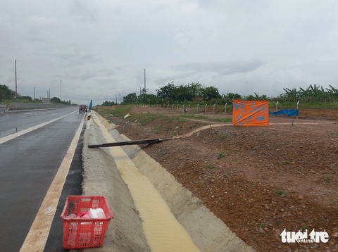 “Nhà vệ sinh 0 đồng” trên cao tốc Vĩnh Hảo - Phan Thiết - Ảnh 1. Những vật dụng để bên đường báo hiệu "nhà vệ sinh 0 đồng" trên cao tốc Vĩnh Hảo - Phan Thiết - Ảnh: ĐỨC TRONG