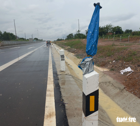 “Nhà vệ sinh 0 đồng” trên cao tốc Vĩnh Hảo - Phan Thiết - Ảnh 2. Chiếc dù cột trên cọc tiêu phản quang báo hiệu chỗ vệ sinh 0 đồng trên cao tốc Vĩnh Hảo - Phan Thiết - Ảnh: ĐỨC TRONG