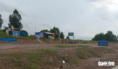 “Nhà vệ sinh 0 đồng” trên cao tốc Vĩnh Hảo - Phan Thiết - Ảnh 4. Nhà vệ sinh 0 đồng ở bên kia hàng rào bảo vệ - Ảnh: ĐỨC TRONG