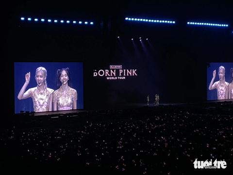 SVĐ Mỹ Đình thực sự bùng nổ khi những cô nàng BlackPink bắt đầu nói xin chào bằng tiếng Việt. Sân Mỹ Đình thực sự bùng nổ khi những cô nàng BlackPink bắt đầu nói xin chào bằng tiếng Việt - Ảnh: MAI THƯƠNG