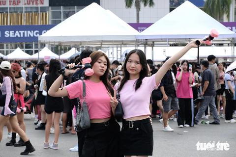 Hàng vạn khán giả cháy cùng đêm nhạc BlackPink tại Hà Nội - Ảnh 1. Khán giả có mặt tại sân Mỹ Đình từ đầu giờ chiều sẵn sàng 'cháy' cùng thần tượng - Ảnh: NGUYÊN BẢO