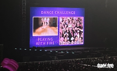 Chương trình tiếp tục với màn Dance Challenge (thử thách nhảy). Camera được chiếu bất kỳ trên khán đài, khán giả hưởng ứng bằng cách nhảy duet cùng thần tượng với các vũ điệu quen thuộc trong Ddu-du Ddu-du, On The Ground, Pink Vernom,… Chương trình tiếp tục với màn Dance Challenge (thử thách nhảy). Camera được chiếu bất kỳ trên khán đài, khán giả hưởng ứng bằng cách nhảy duet cùng thần tượng với các vũ điệu quen thuộc trong Ddu-du Ddu-du, On the ground, Pink Vernom… - Ảnh: MAI THƯƠNG