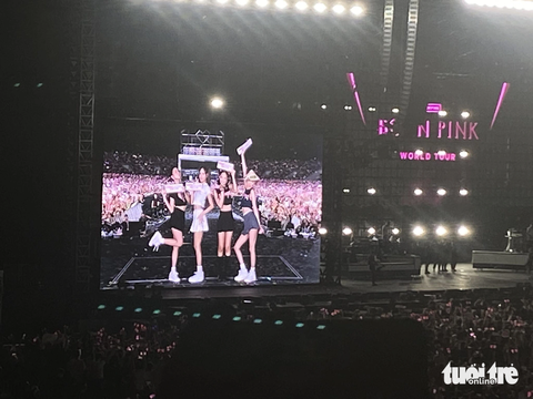 Gửi lời tới khán giả Việt Nam, các cô gái BlackPink cảm ơn mọi người đã làm nên một đêm diễn tuyệt vời. Kết thúc đêm Born Pink đầu tiên, BlackPink như thường lệ chụp bức hình “sexy”- theo lời Rosé với khán giả. Gửi lời tới khán giả Việt Nam, các cô gái BlackPink cảm ơn mọi người đã làm nên một đêm diễn tuyệt vời. Kết thúc đêm Born Pink đầu tiên, BlackPink như thường lệ chụp bức hình “sexy” - theo lời Rosé nói với khán giả - Ảnh: MAI THƯƠNG