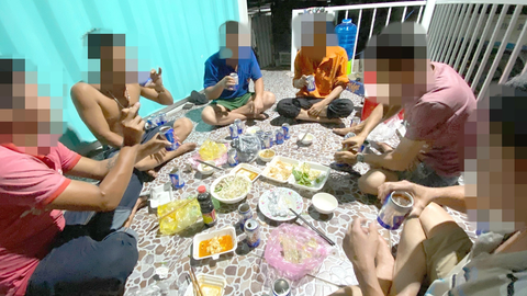 Nhiều người Việt ồn ào - Kỳ 2: Oải chè đậu khi dân nhậu la làng đạo lý - Ảnh 1. Nhậu nhẹt, tranh nhau nói chuyện ồn ào, rồi cãi lộn, la hét là chuyện thường ngày ở nhiều nơi - Ảnh: QUANG ĐỊNH