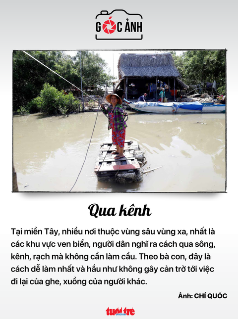 Tin tức sáng 30-7: Xuất siêu hơn 15 tỉ USD trong 7 tháng; Sắp tăng phí sát hạch lái xe - Ảnh 8. Người dân đi qua kênh bằng phương tiện tự chế ở miền Tây - Ảnh: CHÍ QUỐC