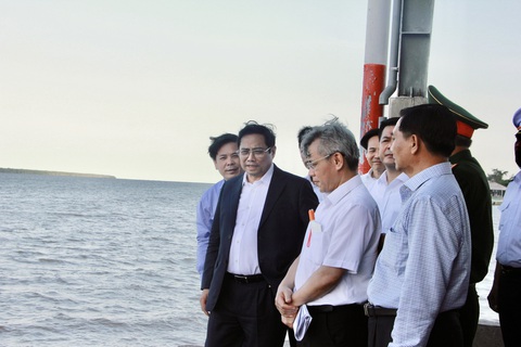Thủ tướng Chính phủ Phạm Minh Chính (thứ hai từ trái qua) khảo sát khu vực được quy hoạch xây dựng Cảng biển Trần Đề - Ảnh: KHẮC TÂM Thủ tướng Chính phủ Phạm Minh Chính (thứ hai từ trái qua) khảo sát khu vực được quy hoạch xây dựng cảng biển Trần Đề - Ảnh: KHẮC TÂM