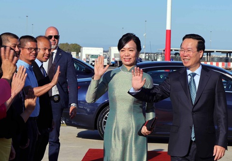 Chủ tịch nước Võ Văn Thưởng và phu nhân vẫy tay chào tạm biệt trước khi lên chuyên cơ từ Ý về Việt Nam ngày 28-7 - Ảnh: TTXVN Chủ tịch nước Võ Văn Thưởng và phu nhân vẫy tay chào tạm biệt trước khi lên chuyên cơ từ Ý về Việt Nam ngày 28-7 - Ảnh: TTXVN