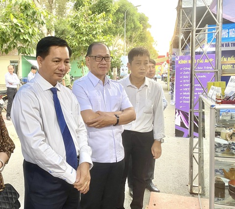 Sóc Trăng: Định hướng đầu tư cảng biển Trần Đề - Ảnh 1. Ông Trần Văn Lâu - chủ tịch UBND tỉnh Sóc Trăng (bìa trái) rất quan tâm đến hoạt động của các nhà đầu tư đang làm ăn tại địa phương - Ảnh: KHẮC TÂM