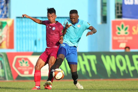 Khánh Hòa – TP.HCM (hiệp 1) 0-0: Trọng tài đã rút nhiều thẻ phạt - Ảnh 1. CLB Khánh Hòa (trái) đã có chiến thắng ấn tượng trước CLB TP.HCM - Ảnh: C.T