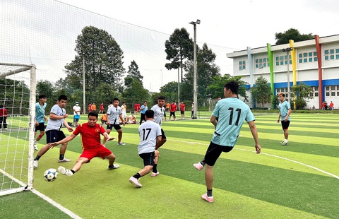 Thi đấu bóng đá là một trong những nội dung thu hút thanh niên công nhân tham gia hội thao - Ảnh: LĐLĐ huyện Củ Chi Thi đấu bóng đá là một trong những nội dung thu hút thanh niên công nhân tham gia hội thao - Ảnh: LĐLĐ huyện Củ Chi