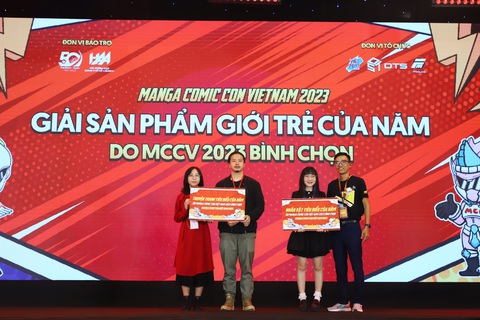 Fan xếp hàng dài xin chữ ký, giao lưu cùng siêu nhân Gao Đỏ và Decade - Ảnh 4. Hai khách mời được nhận giải thưởng về sản phẩm dành cho giới trẻ: chủ nhân của chú mèo Mỹ Diệu gây sốt cộng đồng mạng và tác giả của truyện tranh Chiêu Hoàng Kỷ - Ghi chép về Nữ Đế cuối cùng (từ phải qua)