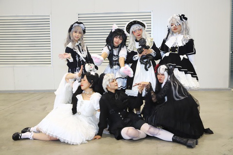 Fan xếp hàng dài xin chữ ký, giao lưu cùng siêu nhân Gao Đỏ và Decade - Ảnh 8. Nhóm bạn cosplay thành búp bê