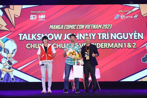 Fan xếp hàng dài xin chữ ký, giao lưu cùng siêu nhân Gao Đỏ và Decade - Ảnh 3. Diễn viên Johnny Trí Nguyễn hiếm hoi đi dự sự kiện. Dù đã lâu không tham gia vào các hoạt động giải trí nhưng anh vẫn đầy sức hút mỗi khi xuất hiện