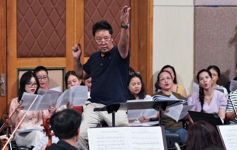 Nhạc trưởng Lê Phi Phi và Rock Symphony trở lại - Ảnh 1. Nhạc trưởng Lê Phi Phi tập luyện cùng HBSO chuẩn bị cho Rock Symphony Vol.3 - Ảnh: HUỲNH VY