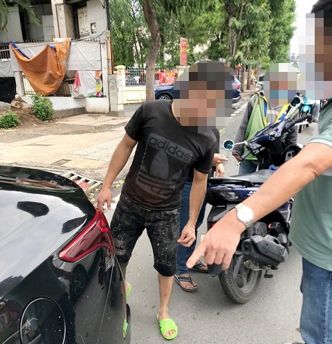 Bị người phụ nữ đụng xe khiến anh Danh khâu sáu mũi ở chân, nhưng đau hơn là anh còn… bị chửi ầm ĩ - Ảnh: Y.TRINH Bị người phụ nữ đụng xe khiến anh Danh khâu sáu mũi ở chân, nhưng đau hơn là anh còn… bị chửi ầm ĩ - Ảnh: Y.TRINH