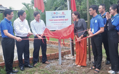 Ông Phan Văn Mãi cảm ơn tinh thần của chiến sĩ tình nguyện - Ảnh 3. Đoàn cùng dự lễ khánh thành, bàn giao công trình thắp sáng đưởng quê tại xã Đa Phước Hội (huyện Mỏ Cày Nam) do chiến sĩ Mùa hè xanh Trường đại học Kinh tế - Luật (Đại học Quốc gia TP.HCM) cùng người dân thực hiện - Ảnh: Q.L.